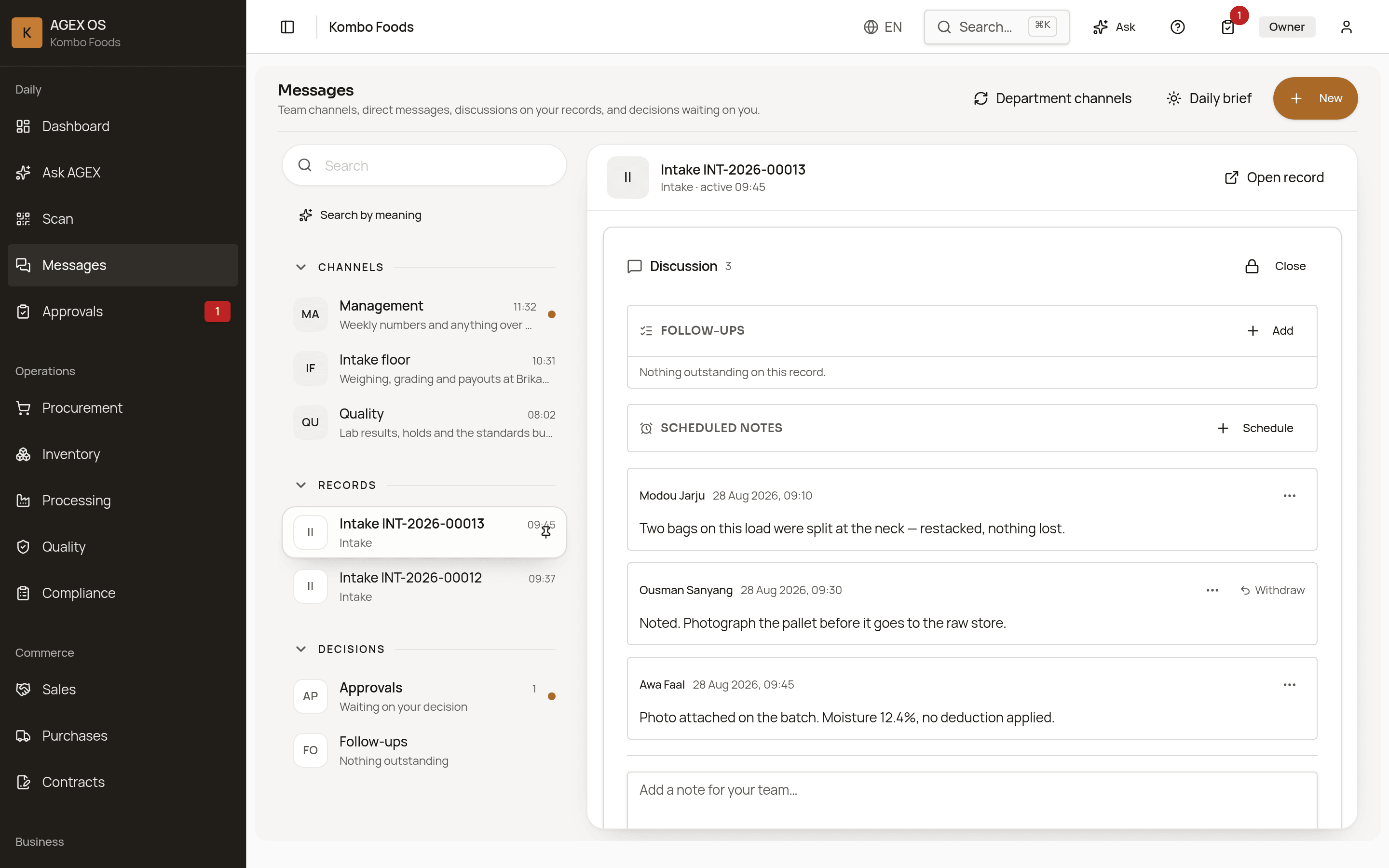 AGEX OS messages screen showing a discussion attached to a sales invoice with three notes and read receipts
